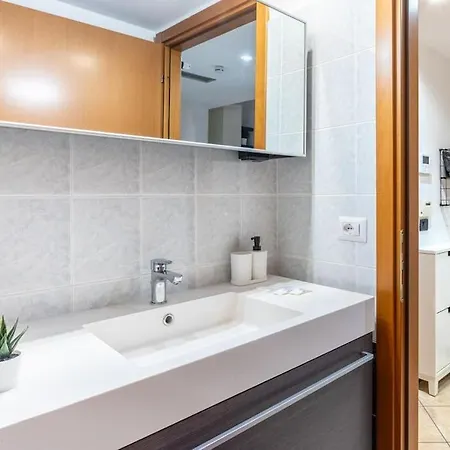 10 Minuti Dal Duomo Amplio -grosso Terrazzo - Vicino Metro Appartement *