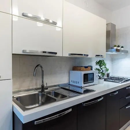 10 Minuti Dal Duomo Amplio -grosso Terrazzo - Vicino Metro Appartement