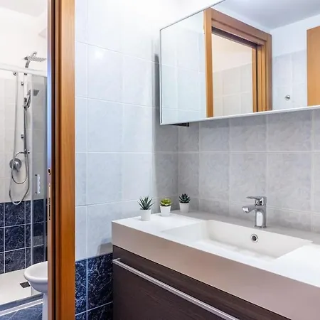 Appartement 10 Minuti Dal Duomo Amplio -grosso Terrazzo - Vicino Metro Milaan