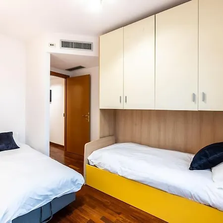 10 Minuti Dal Duomo Amplio -grosso Terrazzo - Vicino Metro Appartement Milaan